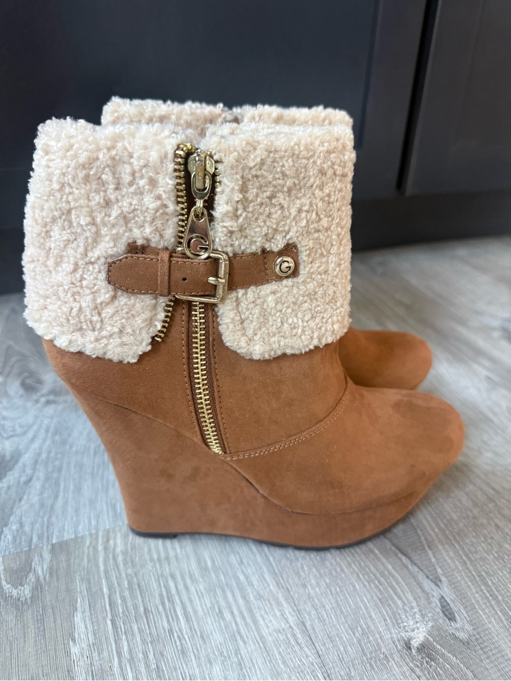 G by Guess Tan Wedge Booties Cream Shearling Cuff Y2K Aprés-ski urban winter